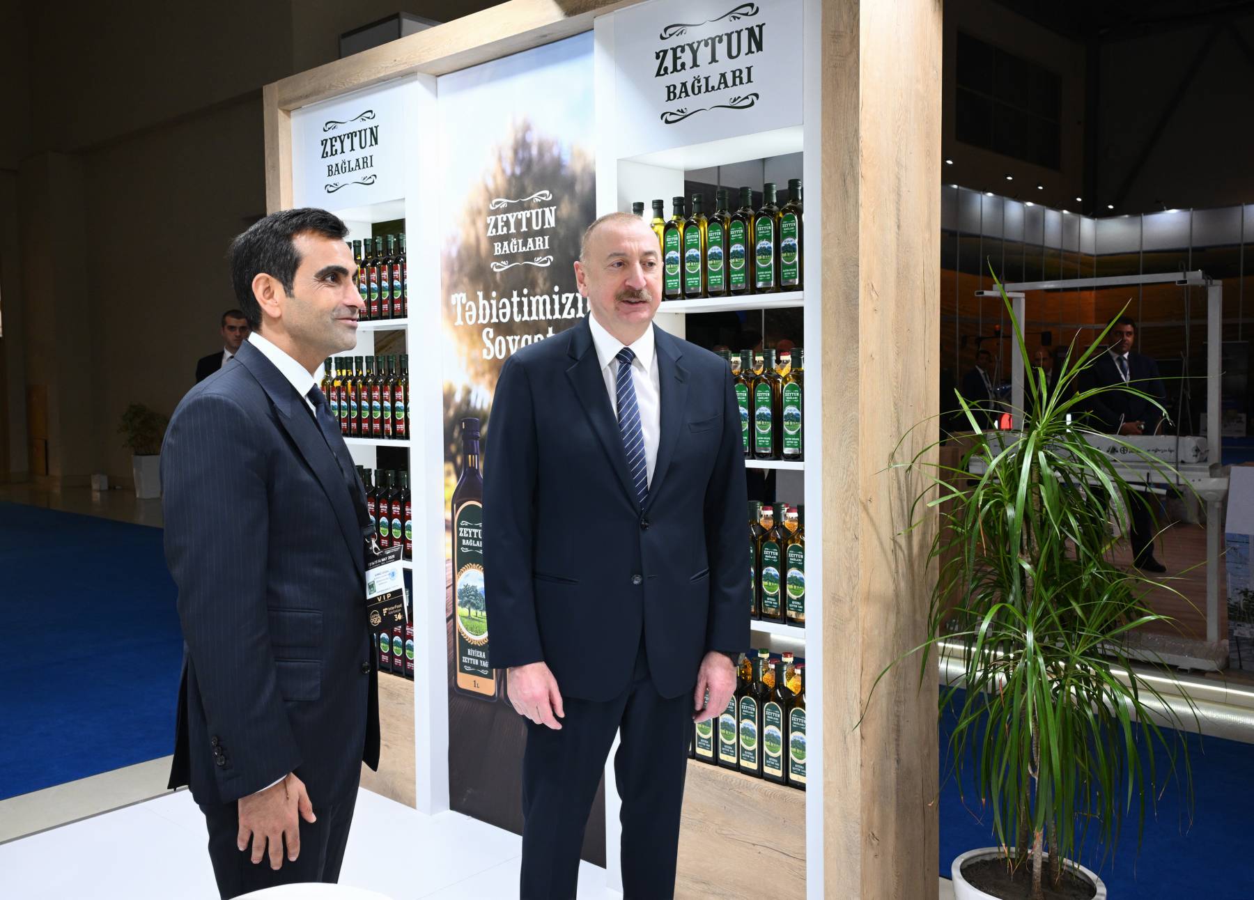 Ölkə başçısı “Azərsun Holdinq” stendini ziyarət edib.