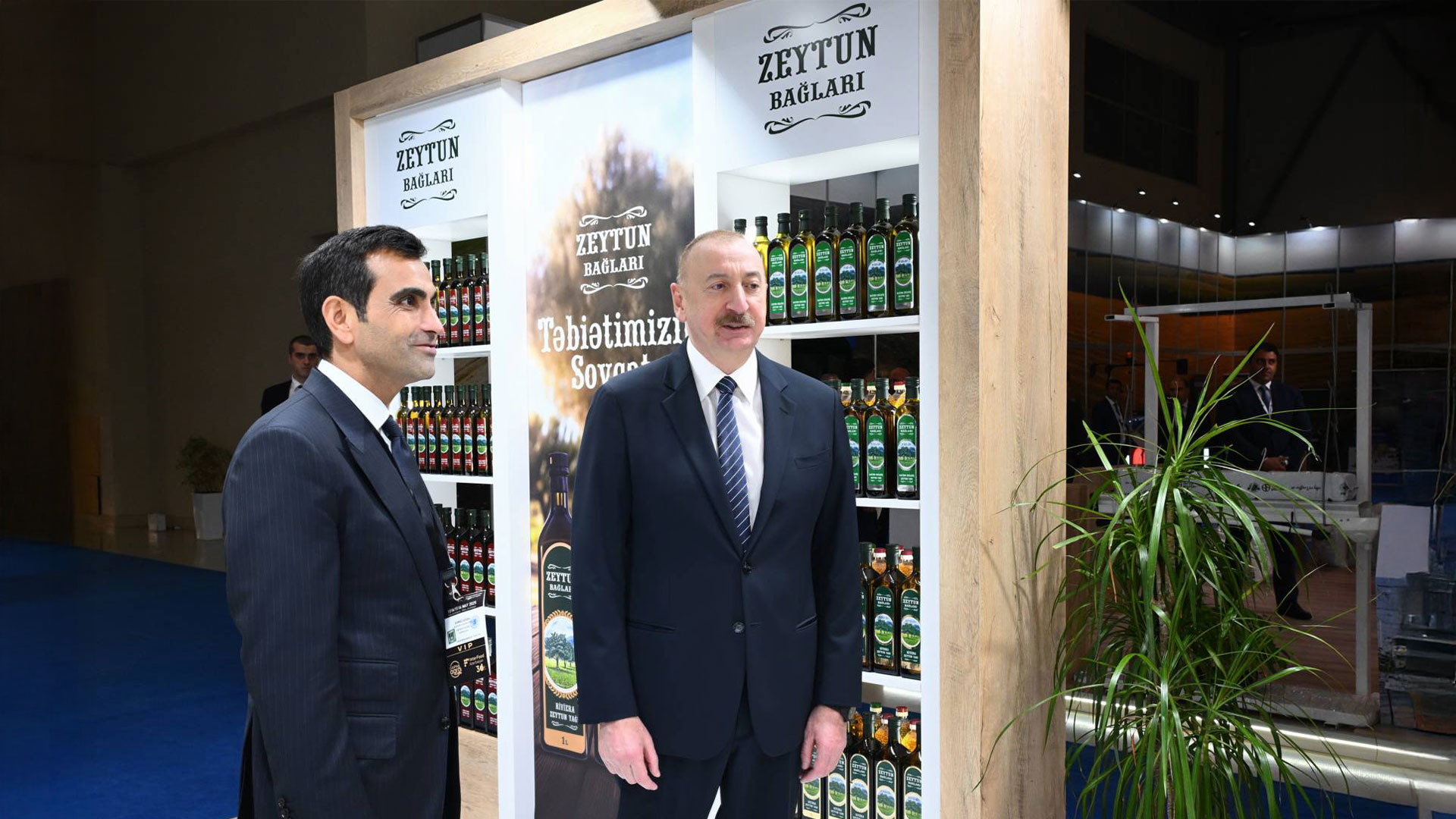 Ölkə başçısı “Azərsun Holdinq” stendini ziyarət edib.